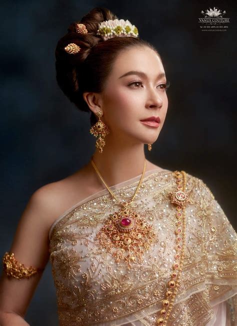 ปักพินโดย Priya Avi Sasi ใน Thai Traditional Dresses เจ้าสาว แฟชั่น