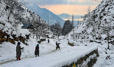 Pahalgam 9 Gulmarg 8 Witnesses Seasons Coldest Night In Kashmir