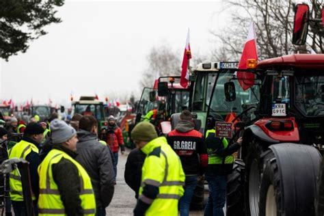 Protestujący rolnicy blokują ruch tirów w Dorohusku Wicewojewoda