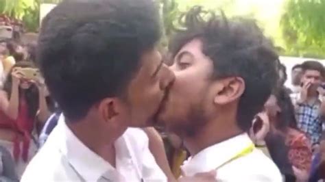 [watch] Lesbian Gay Couples Come Out In The Open To Celebrate Pride