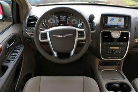 2012 Chrysler Town and Country - Information and photos - MOMENTcar