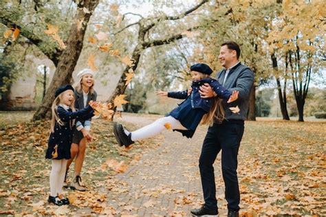 Una gran familia camina en el parque en otoño gente feliz en el parque