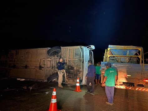 Ônibus tomba e deixa quatro pessoas feridas na BR 222 O Imparcial