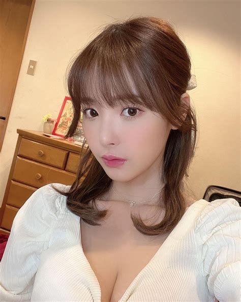 Quảng cáo cho game NFT hot girl phim bất ngờ xuất hiện trên quảng cáo siêu to khổng lồ ở