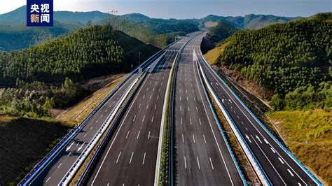 广西首条一次性建成双向八车道高速公路通车 深化对接粤港澳大湾区施工邕宁区建设