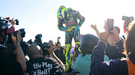 Penuh Haru Momen Valentino Rossi Tuntaskan Balapan Terakhir Di MotoGP