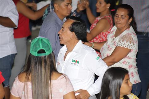 Habitantes del recinto El Descanso junto al alcalde Rafael Sánchez