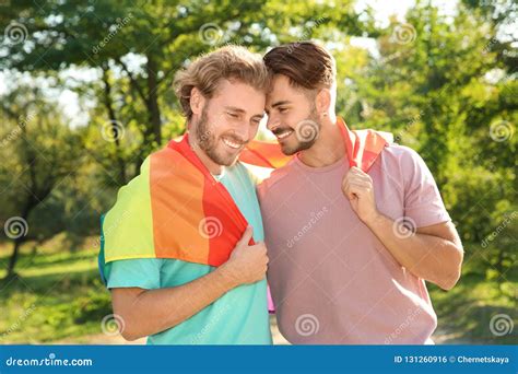 Pares Gay Felices Con La Bandera Del Arco Iris Foto De Archivo Imagen De Indicador Romance