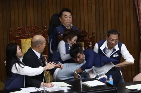 鍾佳濱道歉了！陳菁徽再轟：襲臀的正當理由嗎｜東森新聞：新聞在哪 東森就在哪裡