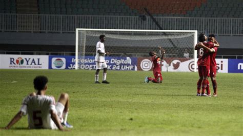 Pelatih UEA Kritik Kualitas Rumput Stadion Pakansari Sampai Bawa Bawa AFC