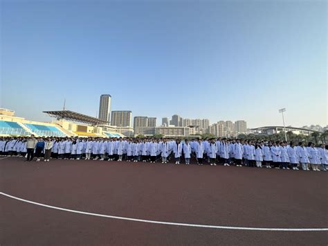 一颗红心向党 青春告白祖国——临床医学院开展升国旗仪式暨“国旗下的思政课” 皖南医学院临床医学院