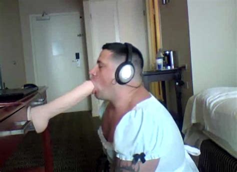 Bodybuilder Caught Sucking Dildo ThisVid En Anglais