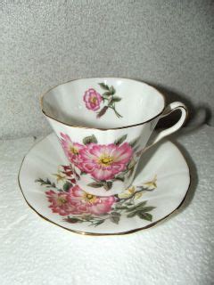 Nice Vintage Queen Anne English Fine Bone China Teacup And Saucer