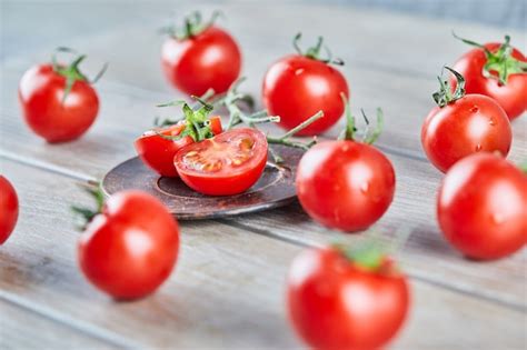 Tas De Tomates Fra Ches Juteuses Et De Tranches De Tomate Sur Table En