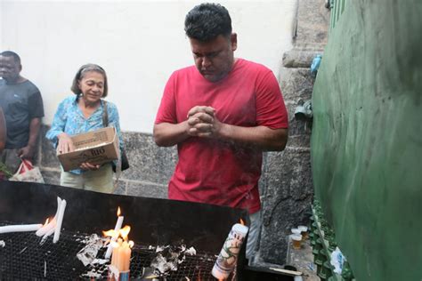 muita fé fiéis lotam paróquia em Quintino no Dia de São Jorge