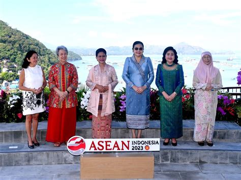 Ibu Iriana Memperkenalkan Pariwisata Labuan Bajo Saat Mengadakan Jamuan