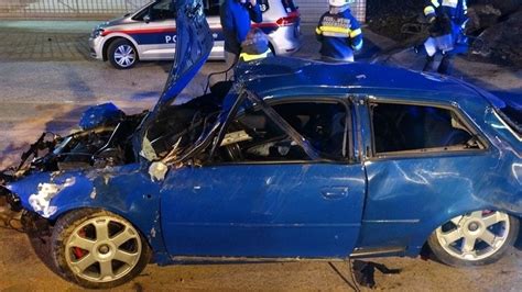 In Baumgruppe gerast Mehrfacher Überschlag mit Auto Lenker verletzt