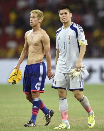 ブラジルに完敗し、肩を落として引き揚げる本田（左）とgk川島 ― スポニチ Sponichi Annex サッカー