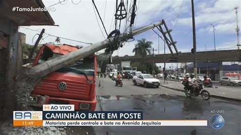 Caminhão pipa bate em poste após motorista perder controle da direção