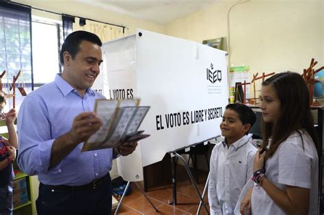 Emite Luis Nava Su Voto En Quer Taro