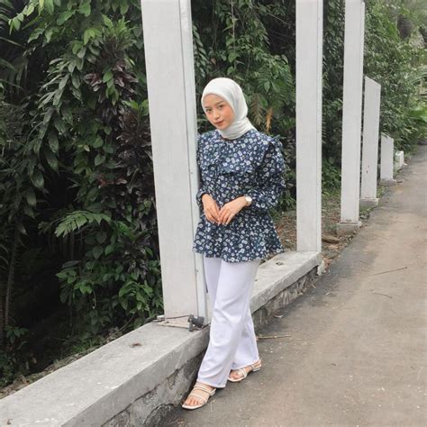 9 Gaya OOTD Hijab Ala Beauty Vlogger Mustika Riana