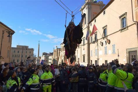 Tarquinia Il Gennaio La Discesa Della Befana Evento Rimandato