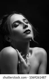 Portrait Sensual Naked Woman Posing Over Foto Stok 263408408 Shutterstock
