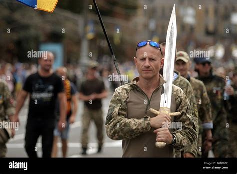 KIEV UCRANIA 24 DE AGOSTO De 2021 Un Activista Lleva Una Espada