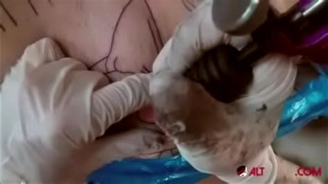 Sexo Anal Mientras Le Hacen Un Tatuaje XVIDEOS