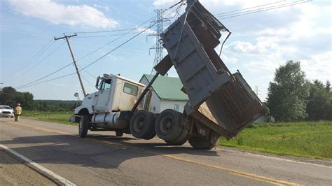 Un Camion Benne Accroche Des Fils Lectriques L Cho De Maskinong