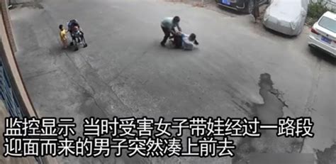 广东男子当街扑倒猥亵带娃女子，被白发老人一拳打跑，警方：已将该男子控制，事件正在处理中 手机新浪网