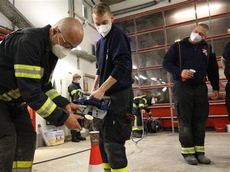 Geschicklichkeitstraining Mit Dem Rettungssatz Freiwillige Feuerwehr