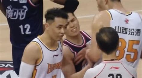 Basketball Top5 影中國球員上下其手挑釁！陳盈駿罕見動怒爆衝突 廣州球員一擁而上護主