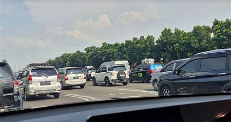 Lebaran Kemacetan Mengular Di Jalan Tol Japek Okezone Megapolitan