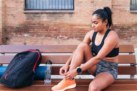 Deportista Latina Levantando Sus Zapatos De Correr Imagen De Archivo Imagen De Atleta