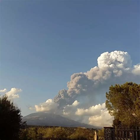 Letna In Eruzione Violento Parossismo Dal Cratere Di Sud Est Nube Di