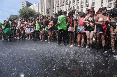 Ludmilla interrompe bloco em meio ao intenso calor no coração do Rio