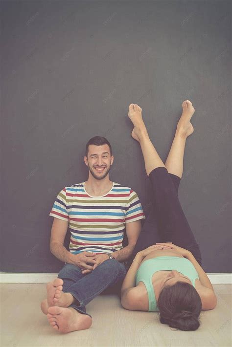 Gravida Pode Deitar No Chão - Fundo Casal Grávida Relaxando No Chão Deitando Pessoas Pai Foto E ...