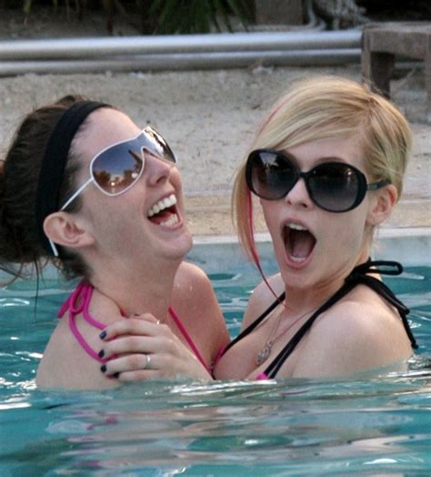 Avril Lavigne Bikini PICS Gallery EBaum S World