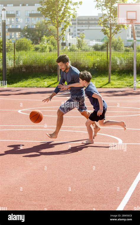 Enfant Et Papa Et Jouer Au Basket Banque De Photographies Et Dimages à