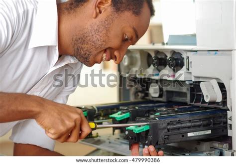 Стоковая фотография 479990386: Человек, опирающийся на открытый ...