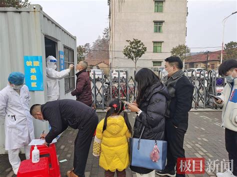 为返乡人员测核酸不“打烊” 志愿者助力核酸检测 朱湖 群众 组织