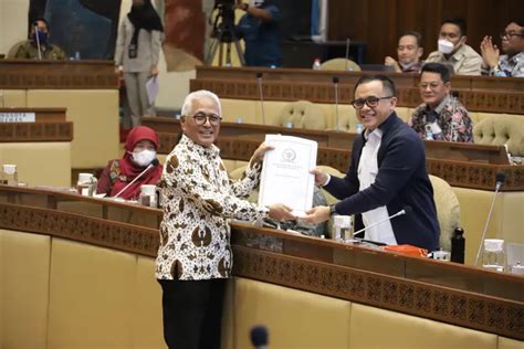 Bagaimana Perkembangan Pembahasan RUU ASN Dan Penghapusan Honorer Yang