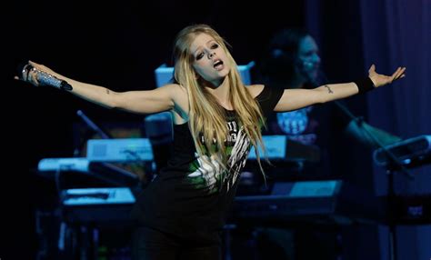 Avril Lavigne sorprende con bikini rojo en playa de Malibú