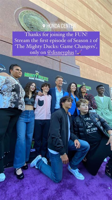 Lauren Graham & Josh Duhamel - "The Mighty Ducks: Game Changers” Season 2 Premiere 2022 | Fotos ...