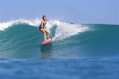 Muchacha De La Persona Que Practica Surf En La Onda Imagen De Archivo Imagen De Verano Bikini