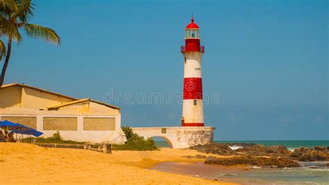 Salvador Bahia Brazylia Farol De Itapua Na Szorstkim Morzu Latarnia