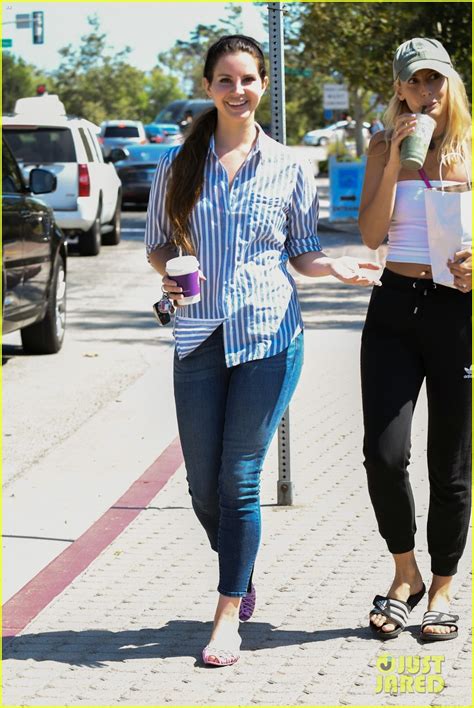 Photo Lana Del Rey Shows Off Her Fourth Of July Style While Grabbing