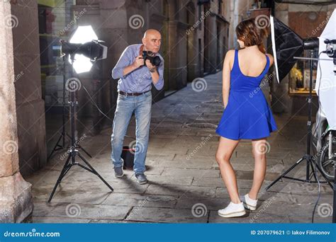 Fot Grafa Disparando A Modelo Femenino En La Calle De La Ciudad Imagen