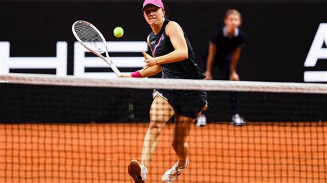 Iga Swiatek Dominates At Wta Stuttgart Laura Siegemund Shines In